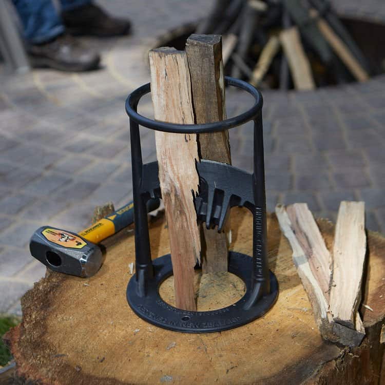 Holzspalter zum Spalten von Holz, schwarzes Metalldesign.