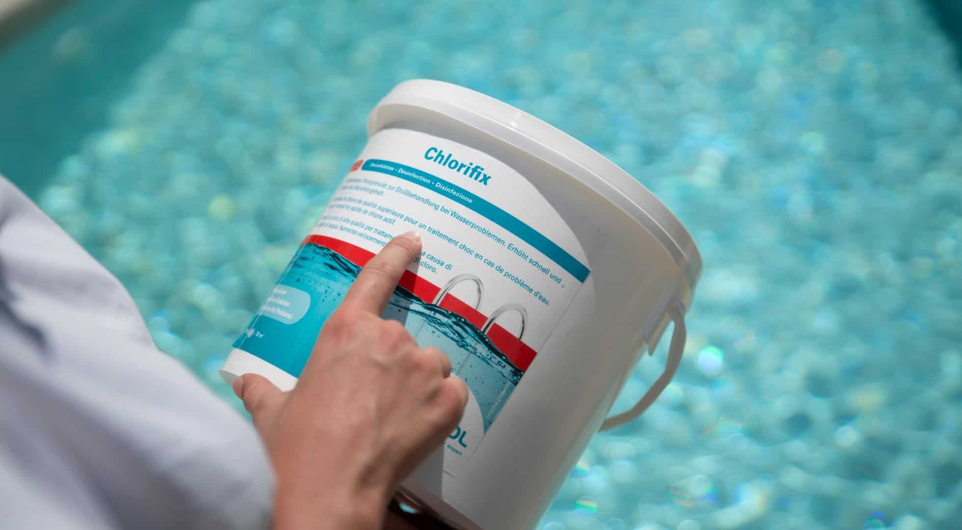 Chlorifix 60 Chlorschock im Eimer für Poolreinigung.