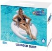 Frau entspannt auf dem Kerlis Lounger Surf im Pool.