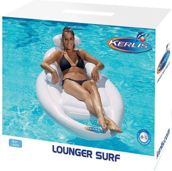 Frau entspannt auf dem Kerlis Lounger Surf im Pool.
