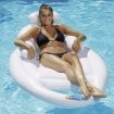 Frau entspannt auf dem Kerlis Lounger Surf im Pool.