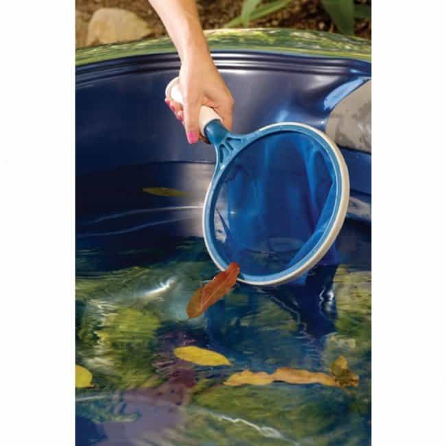 Kescher zum Entfernen von Blättern aus Poolwasser.