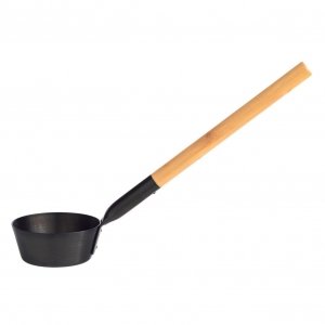 Schwarze Rento Saunakelle mit Holzgriff zum Auftragen von Ölen und Pflegeprodukten.