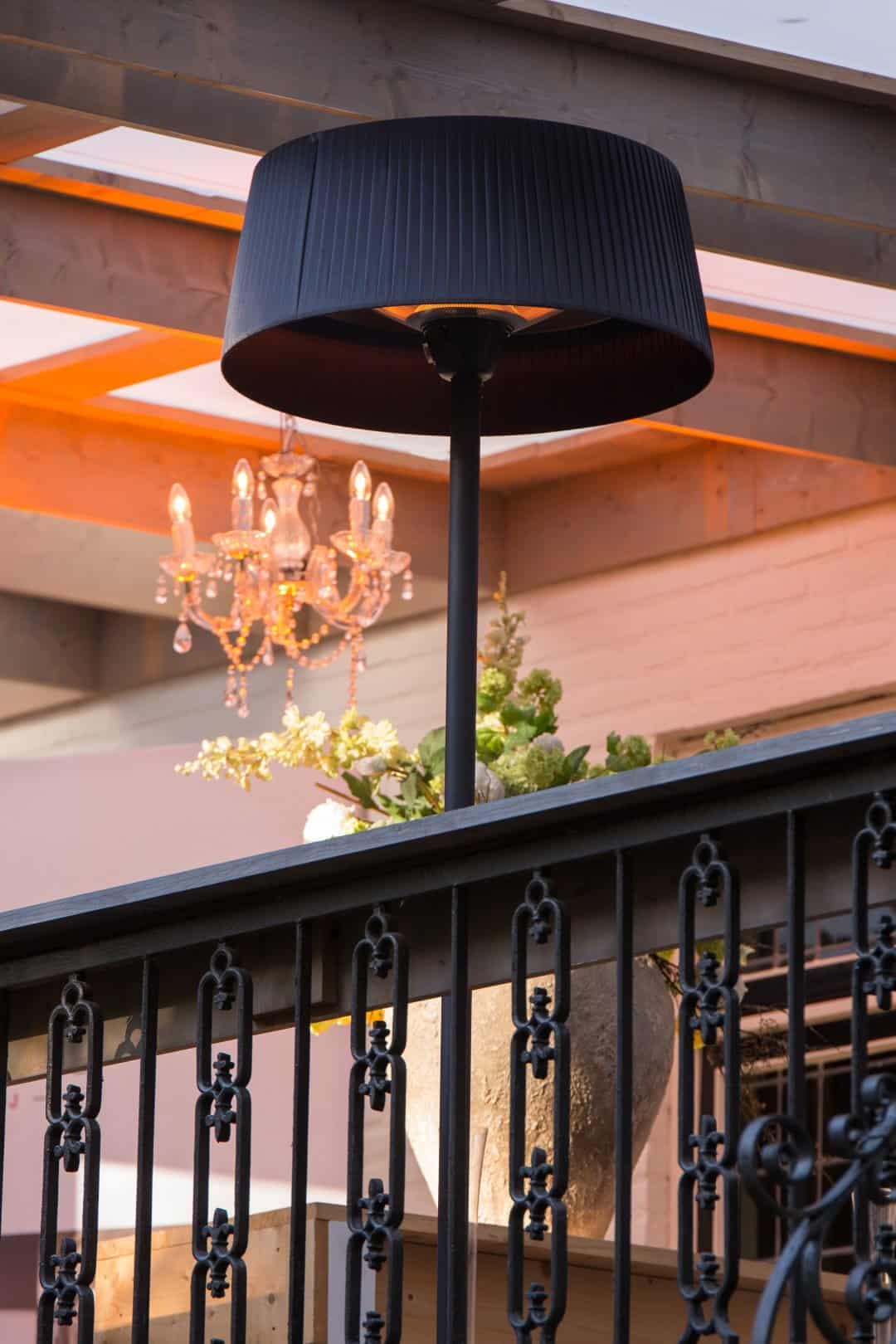 Schwarze Sunred Artix 2100 Terrassenheizung für den Außenbereich, ideal für Terrasse und Garten.