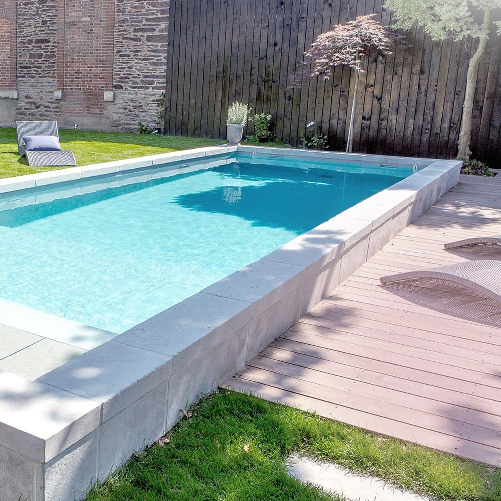 Skimmer Pool mit breiter Öffnung und hohem Niveau, hellblaue Ausführung. Perfekt für ein modernes und fu.