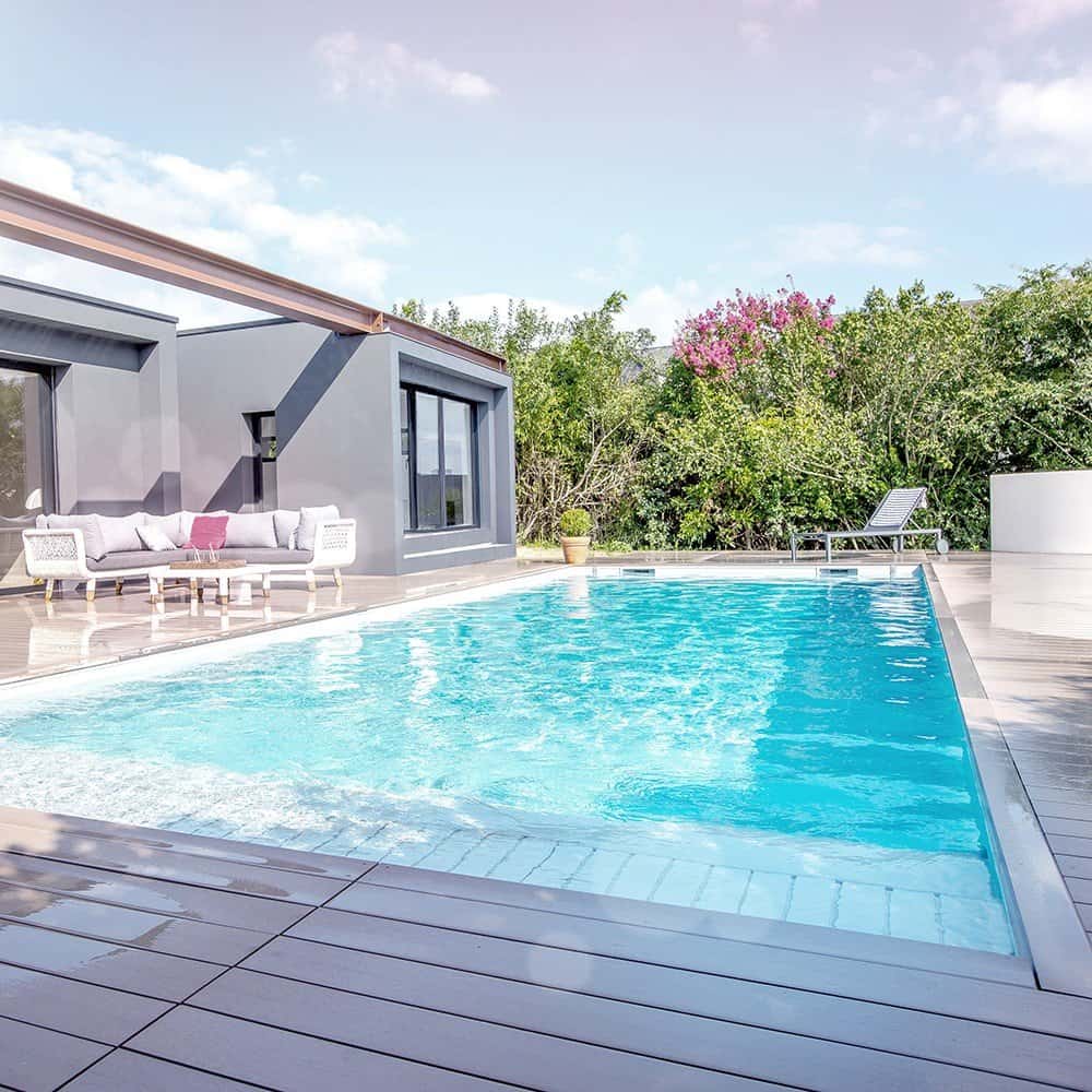 Skimmer hohes Niveau mit breiter Öffnung für Pool, hellblaue Wasserlinie.