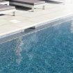 Skimmer mit breiter Öffnung und hohem Niveau, hellblaue Ausführung für Poolreinigung.