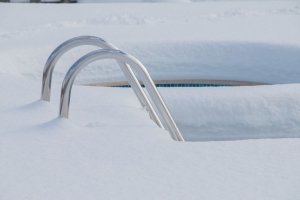 Wie machen Sie Ihren Pool winterfest?
