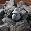 Speckstein-Wichtelfigur mit Hut, dekorativ für Sauna oder Garten.