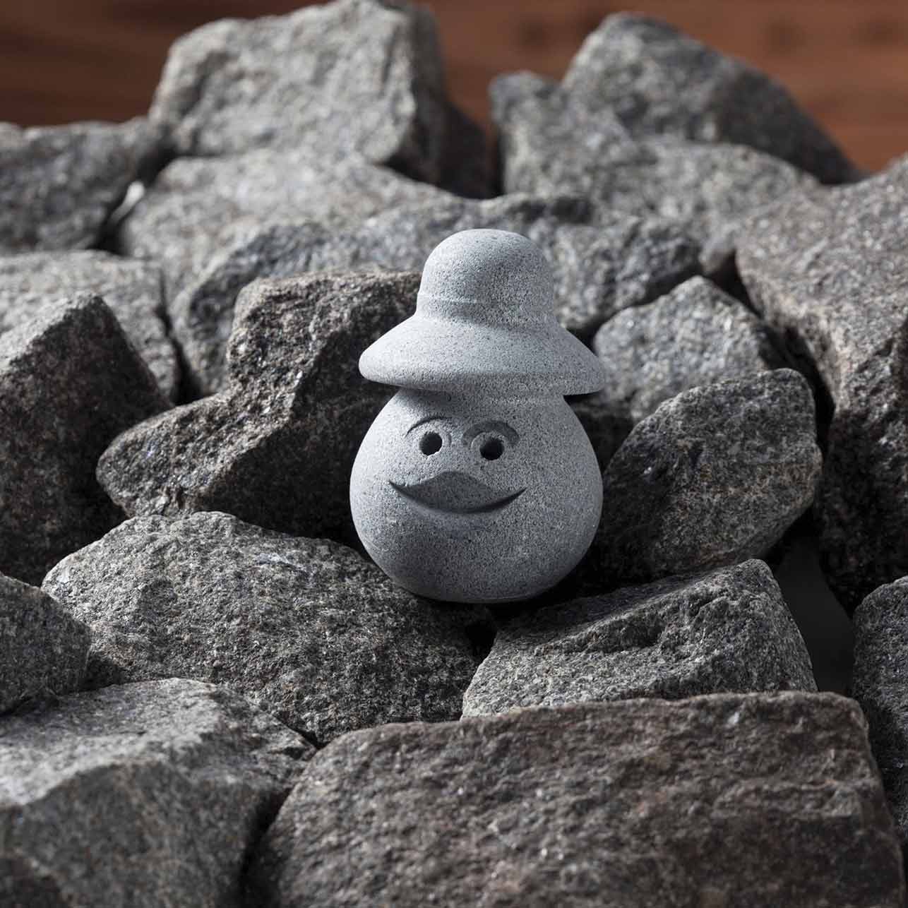 Speckstein-Wichtelfigur mit Hut, dekorativ für Sauna oder Garten.