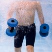 Mann mit blauen Aquahanteln und Dumbbells im Pool.