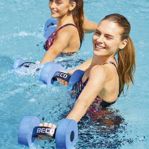 Beco blaue Aquahanteln zum Schwimmen, Frauen im Wasser.