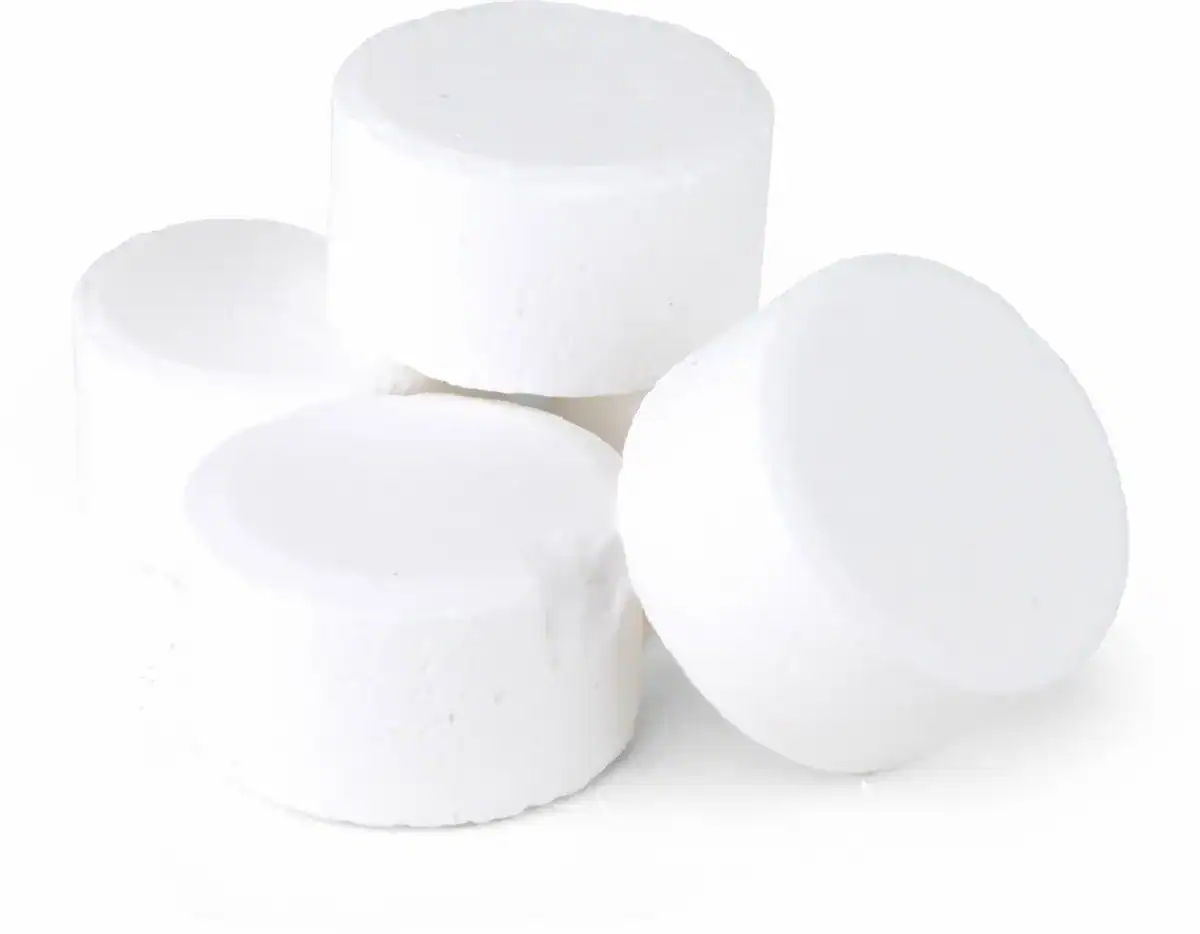 Kleine weiße Chlortabletten zur Poolreinigung und Wasserbalance.