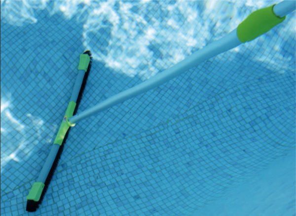 Multioberflächenbesen Xpro 70 cm für die Poolreinigung.