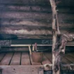 Schwarzes Saunakissen auf Holzbank in der Sauna, beruhigende Atmosphäre.