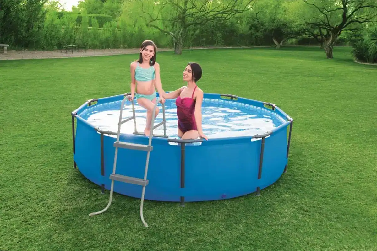 Bestway Pooltreppe von 84 cm für sicheres Ein- und Aussteigen.
