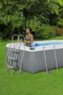 Pool mit Leiter und Filterpumpe, ideal für sommerliche Entspannung im Garten.