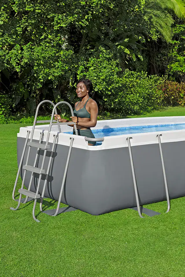 Pool mit Leiter und Filterpumpe, ideal für sommerliche Entspannung im Garten.