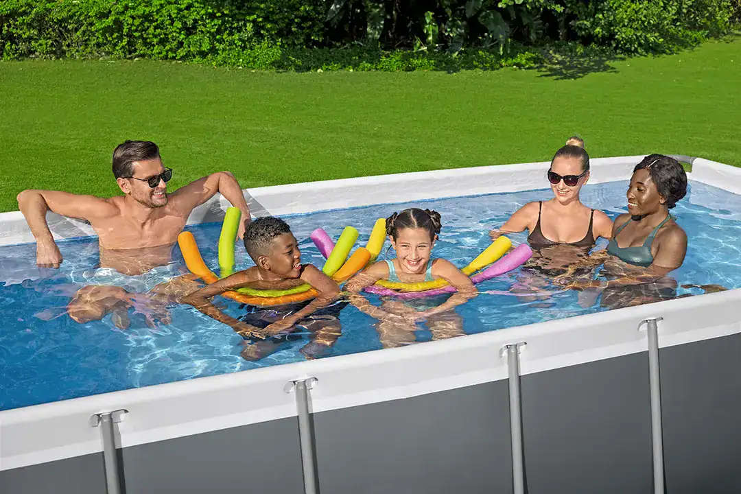 Bestway Power Steel Pool mit Filterpumpe und Zubehör für sommerlichen Spaß.