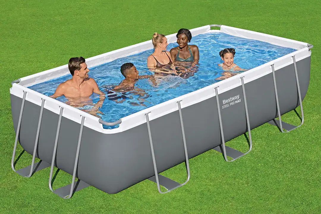 Großer Aufstellpool mit Filterpumpe und Zubehör für die Familie.