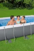 Familien genießen den Bestway Power Steel Pool mit Filterpumpe im Garten.