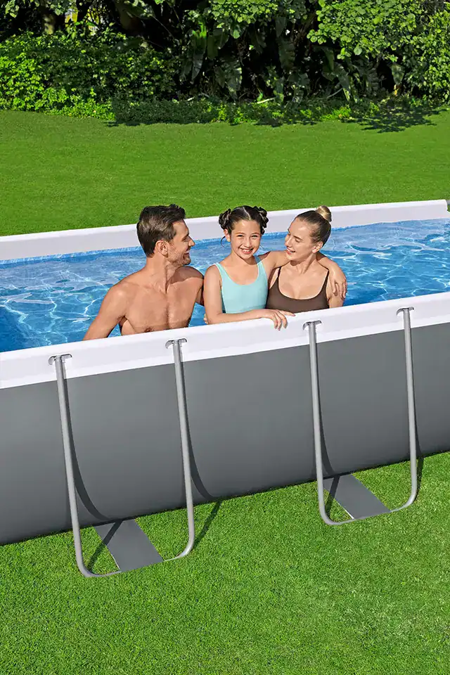 Familien genießen den Bestway Power Steel Pool mit Filterpumpe im Garten.