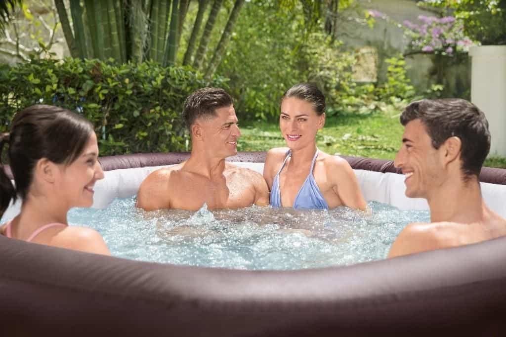 Entspannte Gruppe im Bestway Lay-Z-Spa Maldives Hydrojet Pro im Freien.