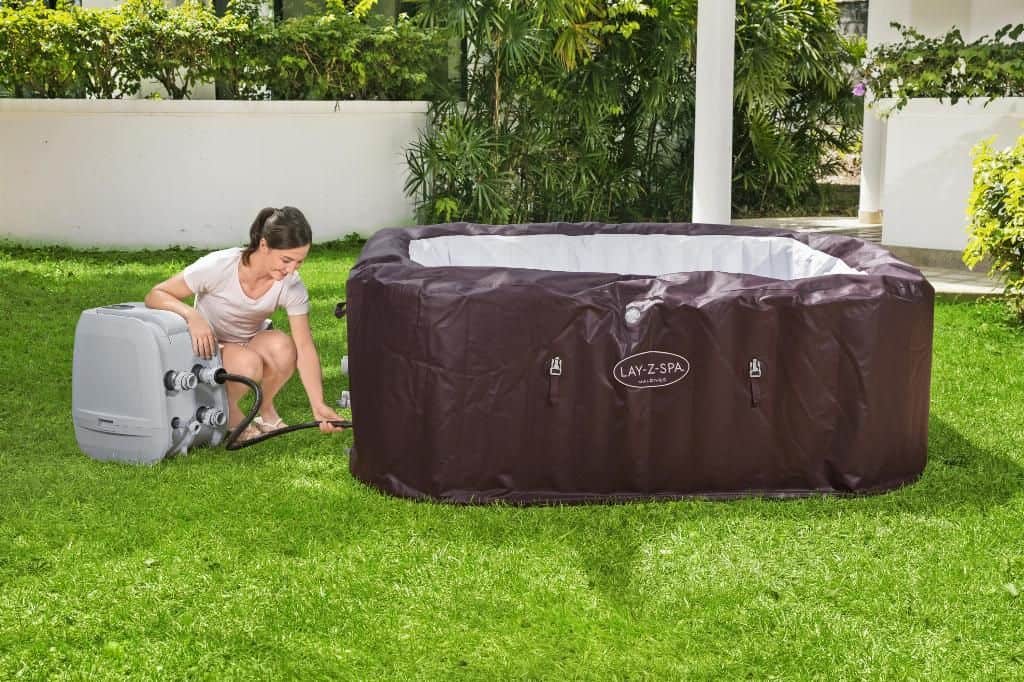 Bestway Lay-Z-Spa Maldives Hydrojet Pro, geeignet für 7 Personen, im grünen Garten.