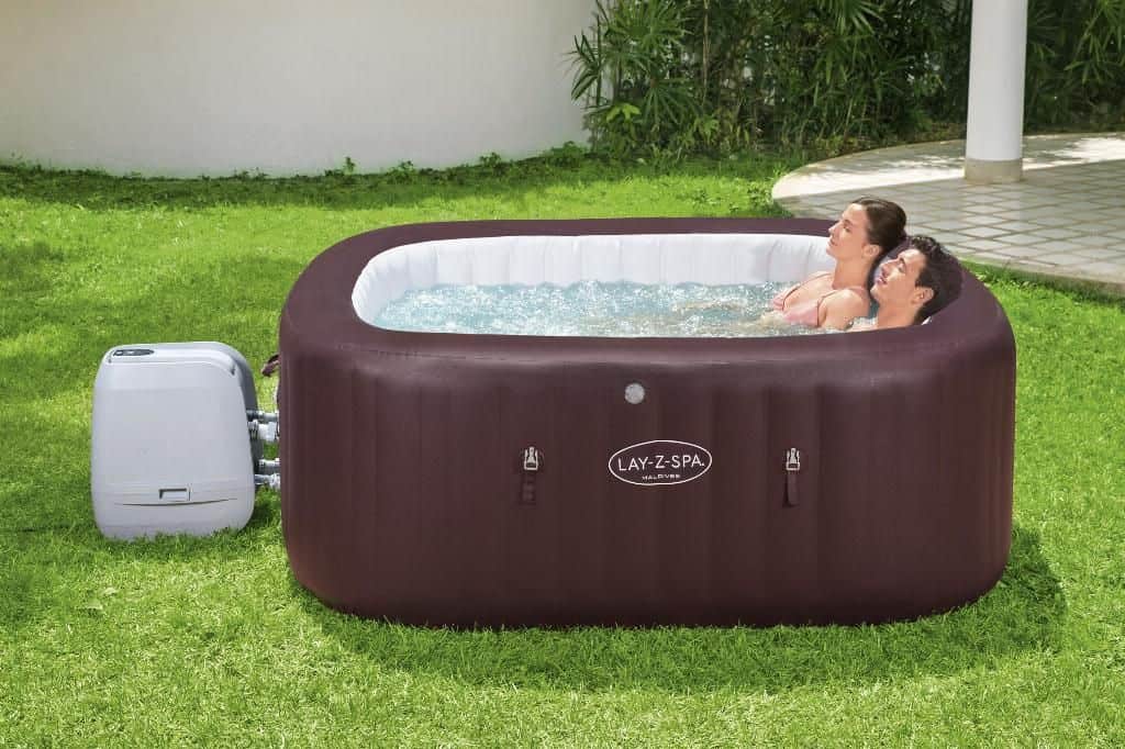 Luxuriöser aufblasbarer Whirlpool für 7 Personen mit Hydrojets, ideal zur Entspannung zu Hause.