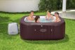 Familien genießen den Bestway Lay-Z-Spa Maldives Hydrojet Pro im Freien.