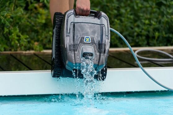 Zodiac OT 3200 Poolroboter reinigt den Pool automatisch.
