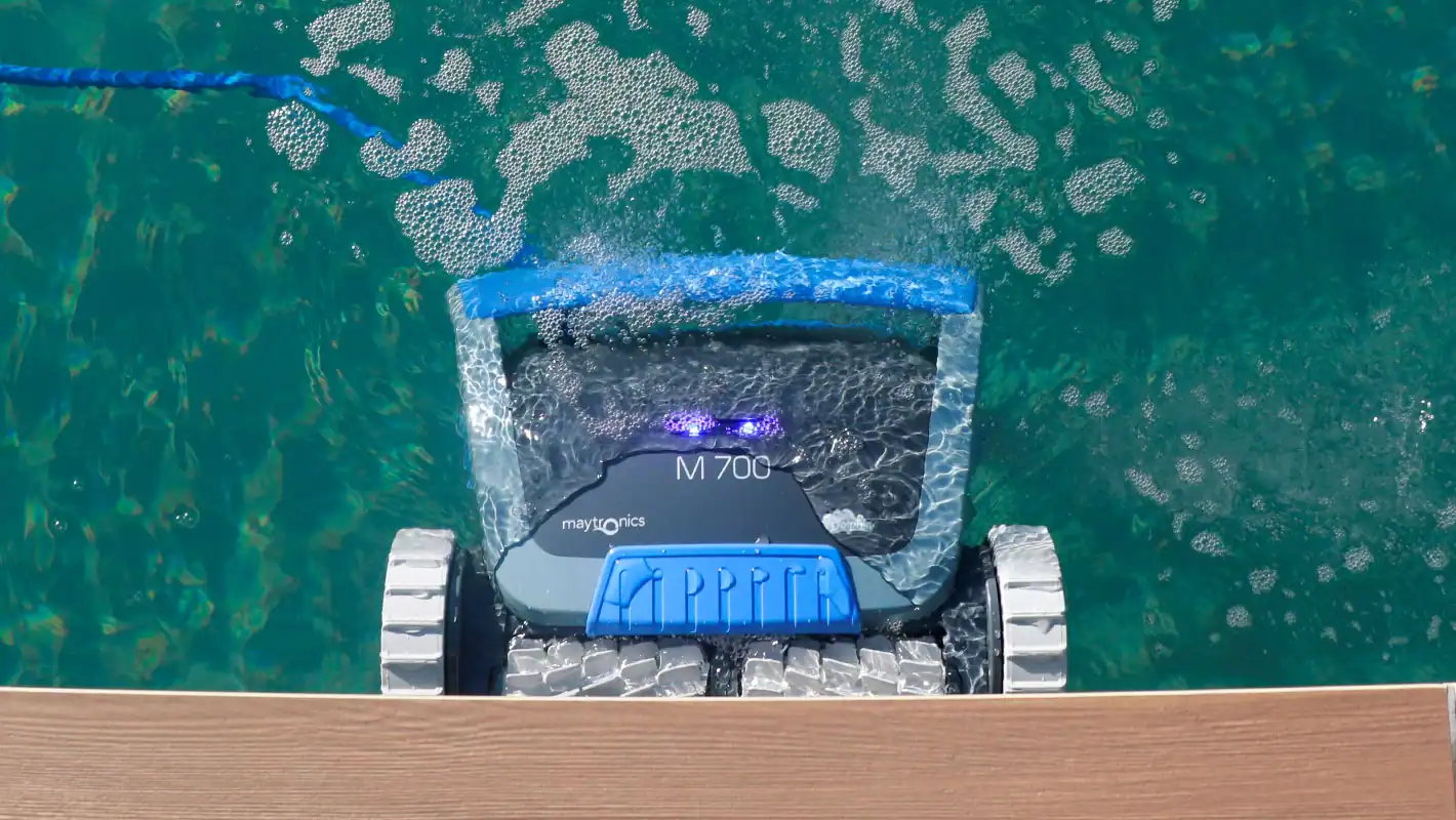 Dolphin Supreme M700 Poolroboter reinigt Pools automatisch.