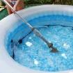 Kokido Boreal elektrischer Poolsauger im Einsatz.