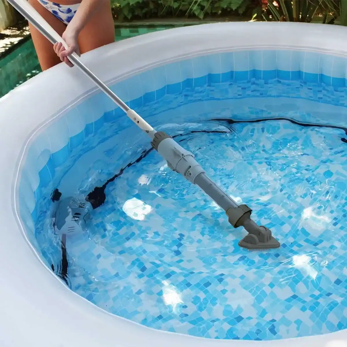 Kokido Boreal elektrischer Poolsauger im Einsatz.