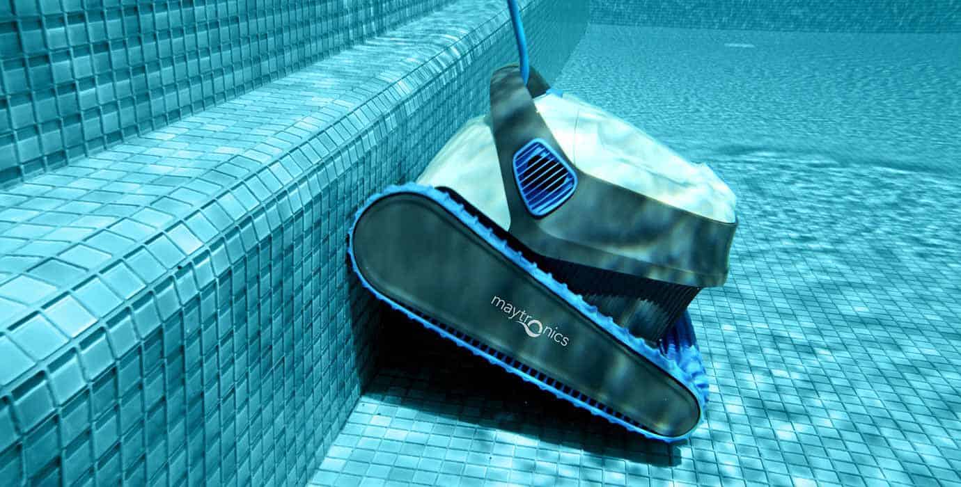 Poolroboter Dolphin S200 für automatische Reinigung von Pools.