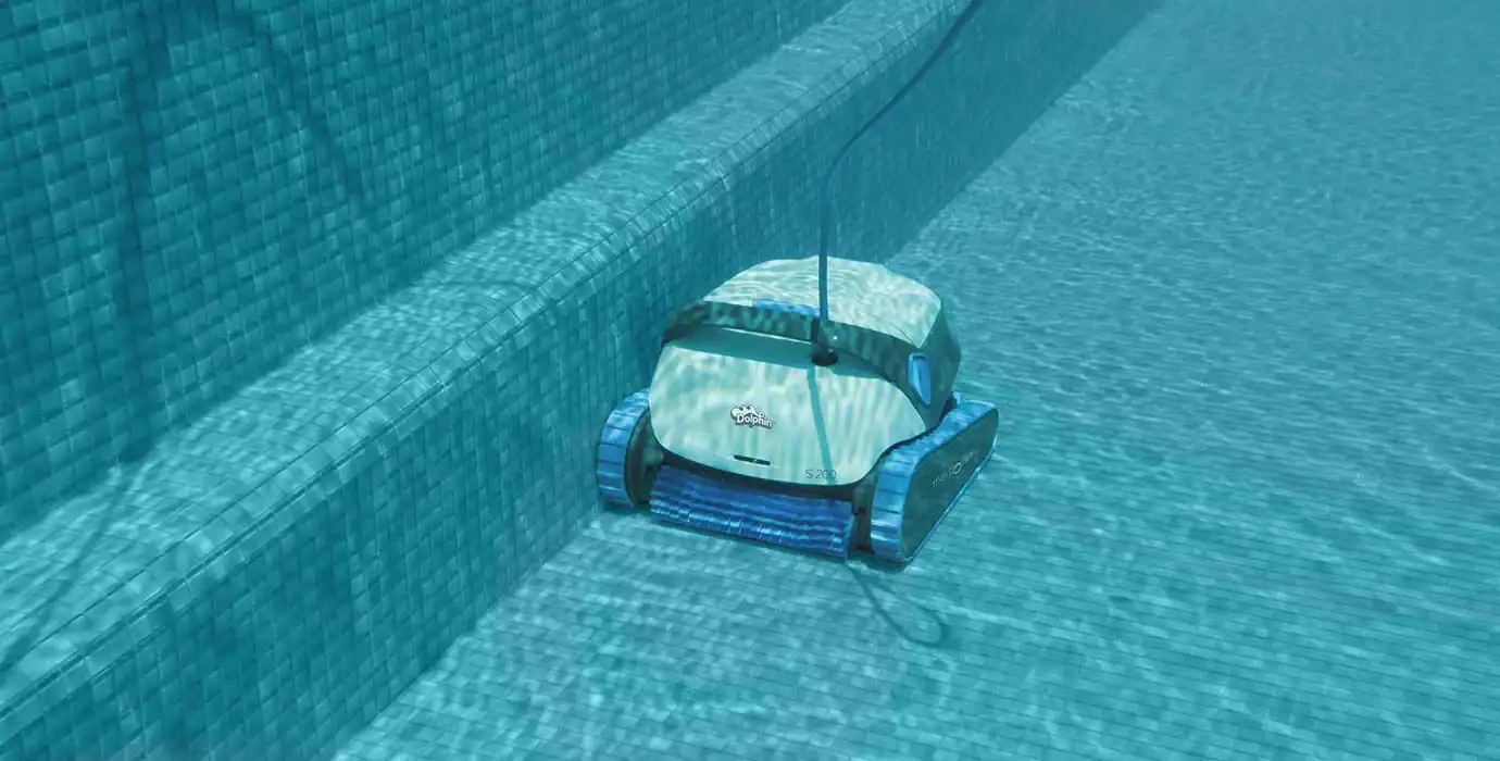 Dolphin S200 Poolroboter reinigt automatisch Poolboden und Wände.