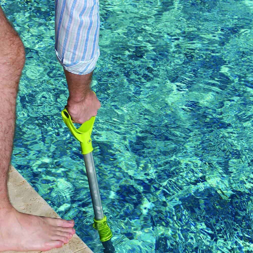 Poolstiel mit zwei Segmenten zum Reinigen und für die Poolpflege.