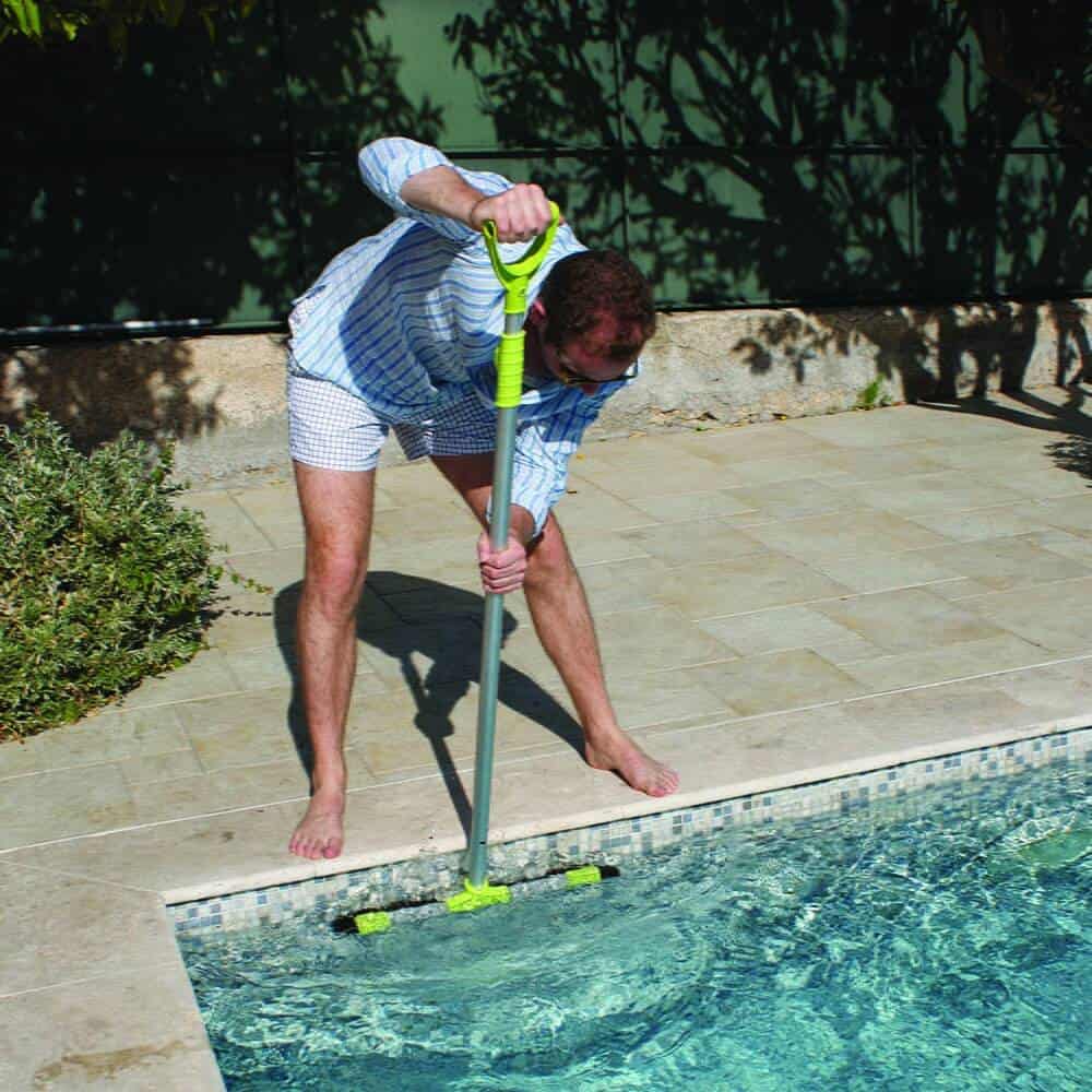 Mann benutzt Teleskopstiel zur Poolpflege, bis 2,40 Meter.