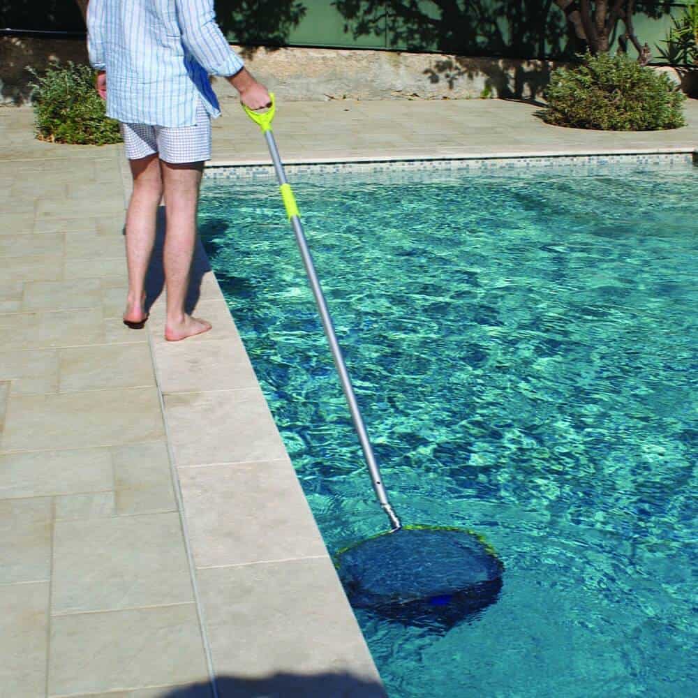 Poolstiel mit Teleskopfunktion, geeignet zum Reinigen von Pools.
