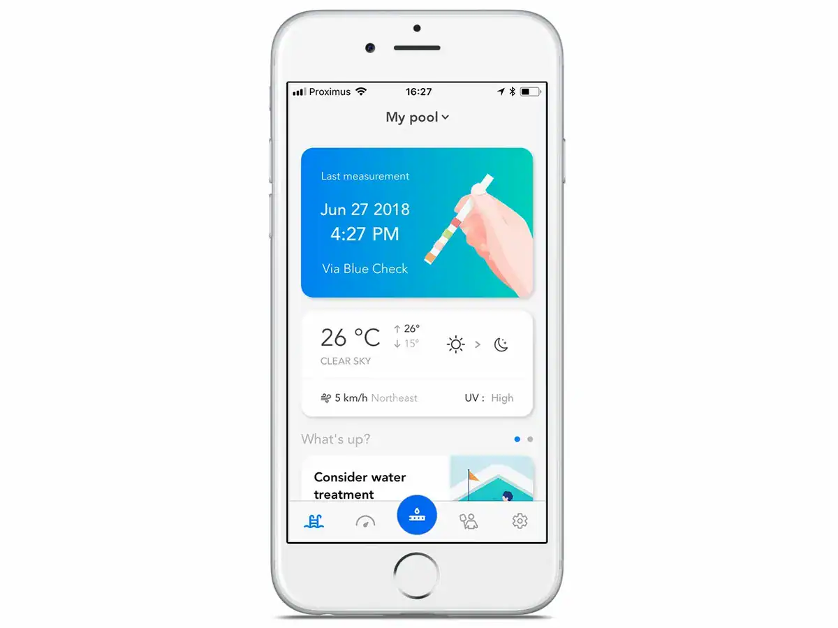 Teststreifen zur Poolwasserkontrolle mit App für schnelle Messungen.