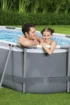Oval-Pool mit Filterpumpe und Zubehör für den Hausgebrauch.