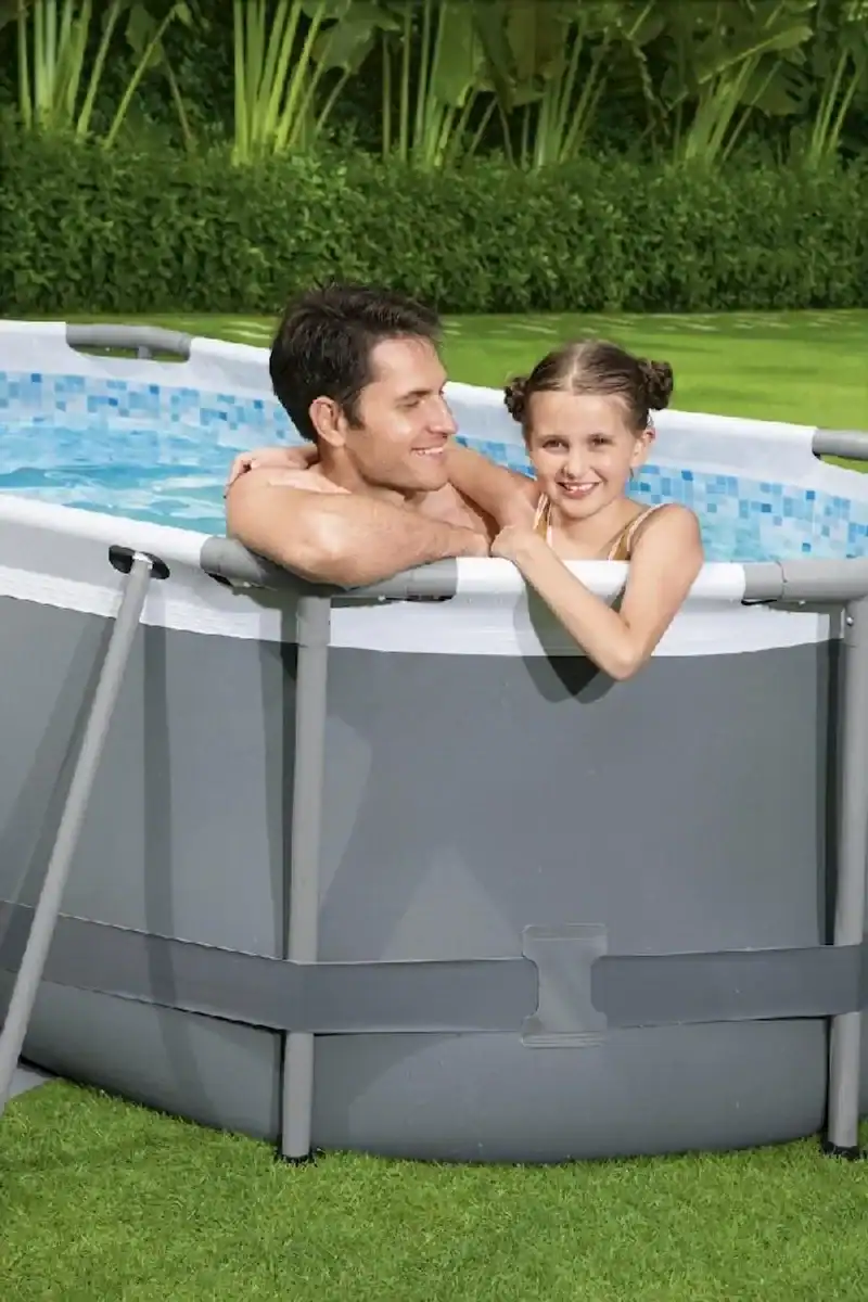 Oval-Pool mit Filterpumpe und Zubehör für den Hausgebrauch.