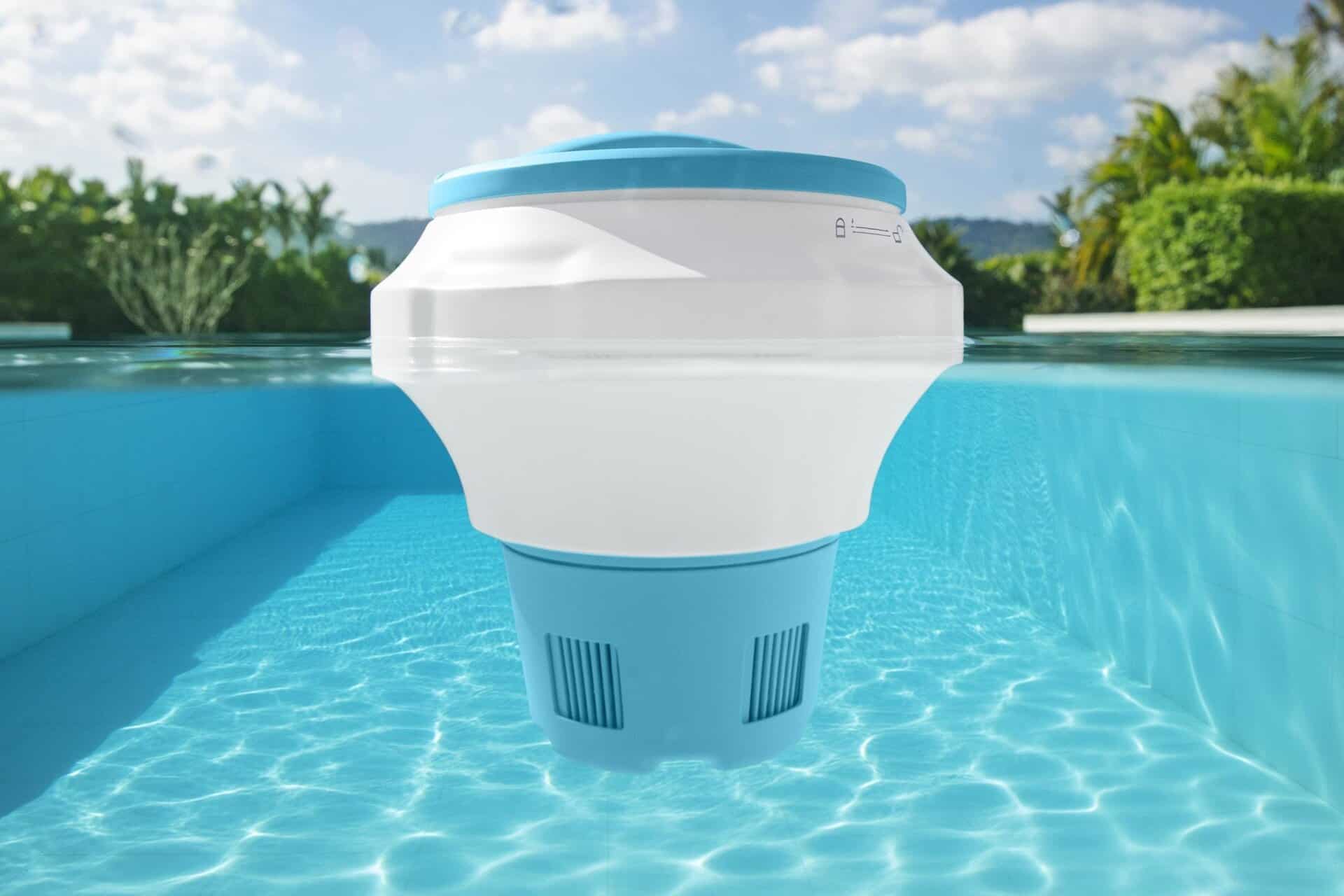 Klappbarer Chlordispenser für Poolwasser mit ChemGuard-Handschuh.