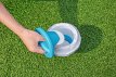 Klappbarer Chlordispenser mit ChemGuard-Handschuh auf Gras.
