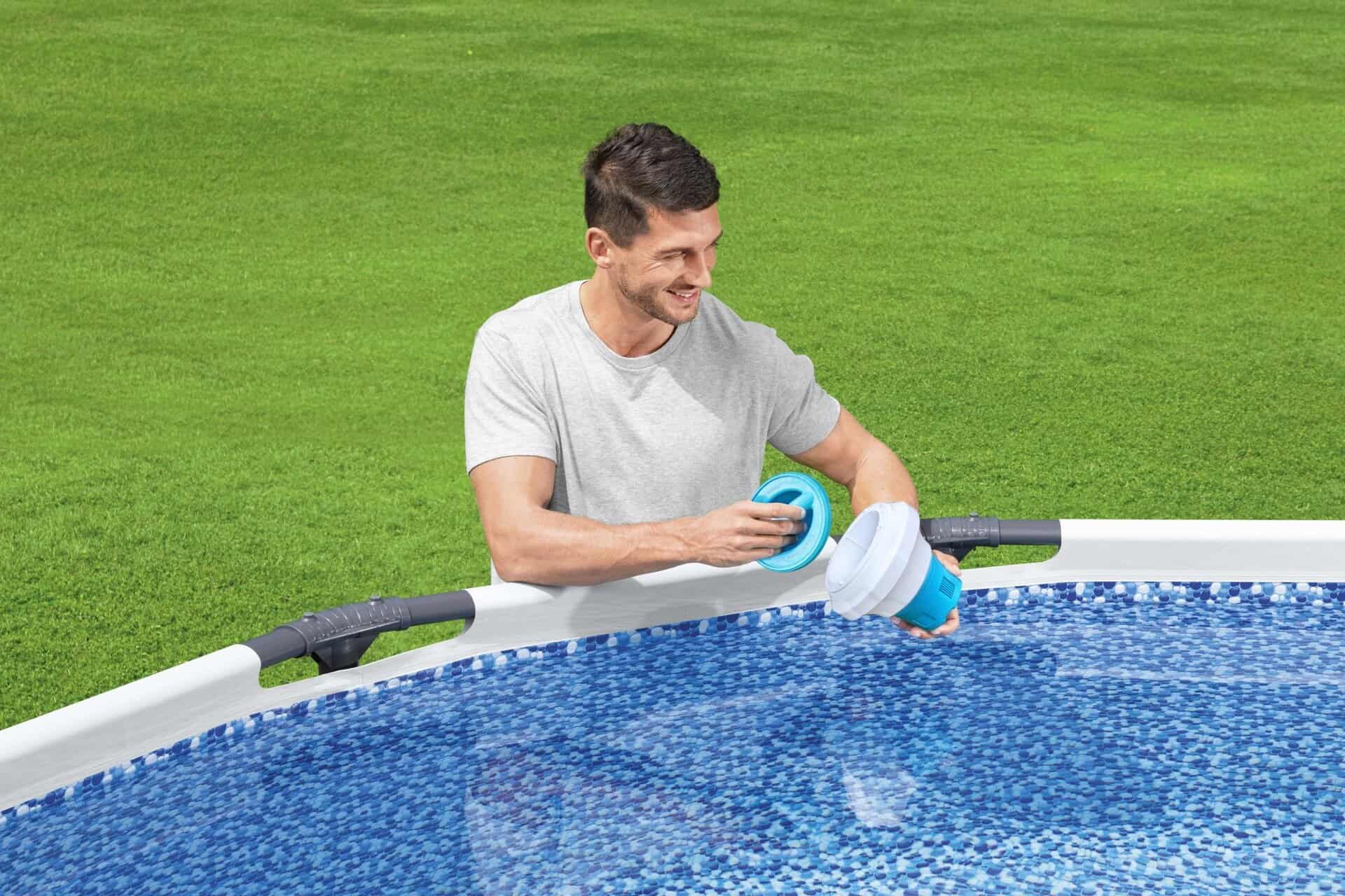Klappbarer Chlordispenser mit ChemGuard-Handschuh für die Poolpflege.