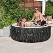 Gesellige Gruppe in der Hollywood Lay-Z-Spa Airjet mit Freeze Shield, draußen, sommerlich.