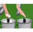 Sandfilterpumpe zur Poolreinigung mit Sandkörnern und Schaum.