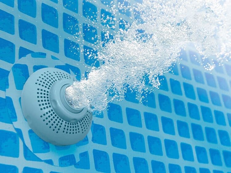 Intex Ultra XTR Frame Pool mit Sandfilterpumpe und Zubehör für sommerlichen Spaß.