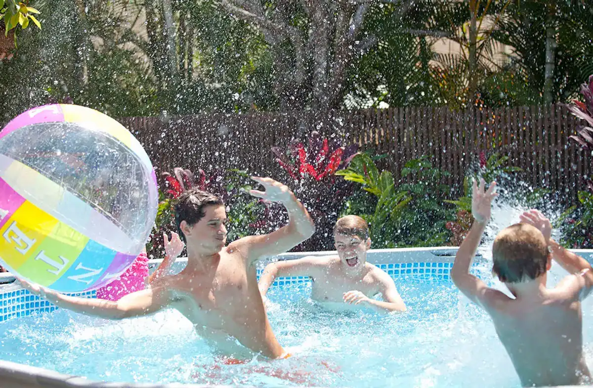 Intex Ultra Frame XTR Pool - 732 x 366 x 132 cm - mit Sandfilterpumpe und Zubehör