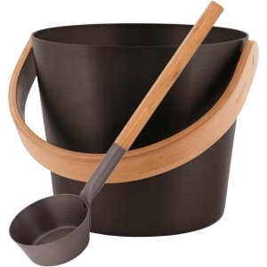 Schwarzer Sauna-Eimer mit Bambusbügel und Löffel für Sauna- und Wellnessgebrauch.